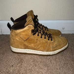 Nike high top almost new